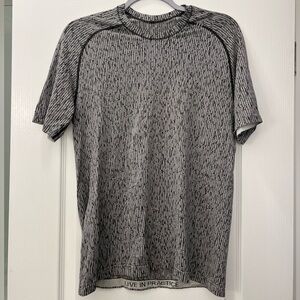 lululemon Men’s Black and White Metal Vent Short Sleeve Athletic Tee